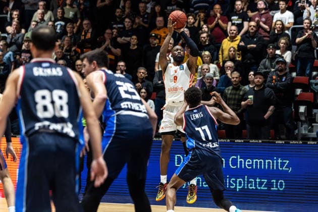 GER, BKT EuroCup, Saison 2025 2026, Niners Chemnitz - Panionios Cosmorama Travel Athens. 09.12.2025, Messe, Chemnitz, GER, BKT EuroCup, Saison 2025 2026, Niners Chemnitz - Panionios Cosmorama Travel Athens. John Edward Newman III (Niners Chemnitz, 9), Matt Lewislos (Panionios Cosmorama Travel Athens 11) Foto Alexander Trienitz Chemnitz Messe Sachsen Deutschland
