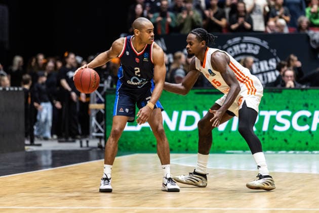 GER, BKT EuroCup, Saison 2025 2026, Niners Chemnitz - Panionios Cosmorama Travel Athens. 09.12.2025, Messe, Chemnitz, GER, BKT EuroCup, Saison 2025 2026, Niners Chemnitz - Panionios Cosmorama Travel Athens. Markel Starks (Panionios Cosmorama Travel Athens 2), Ty Brewer (Niners Chemnitz, 15) Foto Alexander Trienitz Chemnitz Messe Sachsen Deutschland