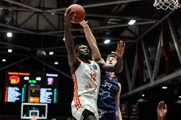 GER, BKT EuroCup, Saison 2025 2026, Niners Chemnitz - Panionios Cosmorama Travel Athens. 09.12.2025, Messe, Chemnitz, GER, BKT EuroCup, Saison 2025 2026, Niners Chemnitz - Panionios Cosmorama Travel Athens. Amadou Sow (Niners Chemnitz, 12), Jackson Kreuser (Panionios Cosmorama Travel Athens 34) Foto Alexander Trienitz Chemnitz Messe Sachsen Deutschland