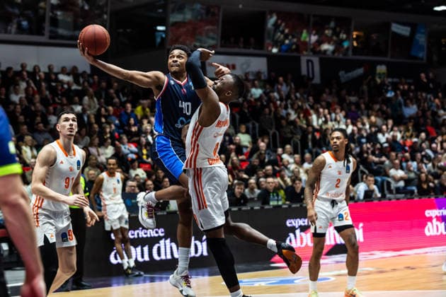 GER, BKT EuroCup, Saison 2025 2026, Niners Chemnitz - Panionios Cosmorama Travel Athens. 09.12.2025, Messe, Chemnitz, GER, BKT EuroCup, Saison 2025 2026, Niners Chemnitz - Panionios Cosmorama Travel Athens. Jaylen Hands (Panionios Cosmorama Travel Athens 40), John Edward Newman III (Niners Chemnitz, 9) Foto Alexander Trienitz Chemnitz Messe Sachsen Deutschland