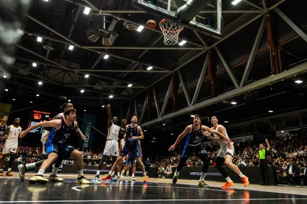 GER, BKT EuroCup, Saison 2025 2026, Niners Chemnitz - Panionios Cosmorama Travel Athens. 09.12.2025, Messe, Chemnitz, GER, BKT EuroCup, Saison 2025 2026, Niners Chemnitz - Panionios Cosmorama Travel Athens. Amadou Sow (Niners Chemnitz, 12) bei einem Freiwurf Foto Alexander Trienitz Chemnitz Messe Sachsen Deutschland