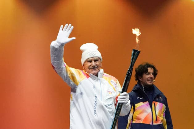 Passage To Perugia Of The Olympic Flame And Ceremony Lamberto Boranga, a former professional footballer, holds the Olympic Flame of Milan Cortina 2026 during the passage of the Olympic Torch and ceremony in Perugia, Italy, on December 9, 2025. Perugia Italy  Copyright: xLorisxCerquiglinix originalFilename:cerquiglini-notitle251209_npchd.jpg