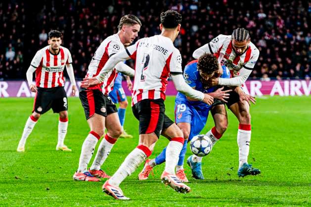 Fußball, CL, PSV Eindhoven - Atletico Madrid Julian Alvarez of Atletico de Madrid battles for possession with Armando Obispo of PSV Eindhoven PSV Eindhoven v Atletico de Madrid, UEFA Champions League 2025 26 League Phase MD6, PSV Eindhoven v Atletico de Madrid, PSV Stadion, December 9, 2025, Eindhoven, Netherlands.