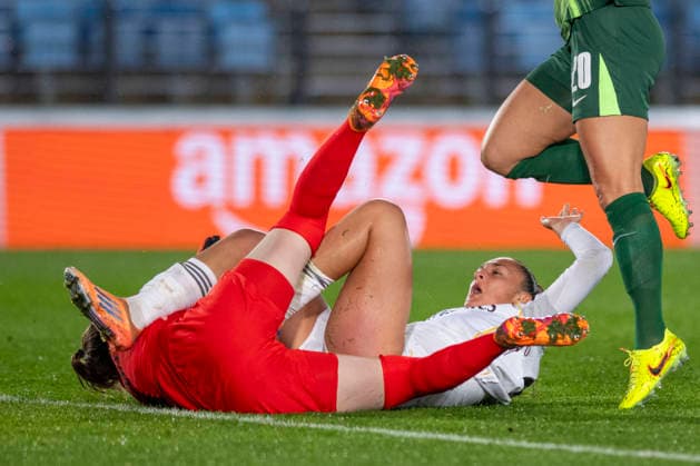 December 9, 2025, Madrid, Madrid, Spain: The moment when player IRIS ASHLEY of Real Madrid Femenino CF collides with goalkeeper STINA JOHANNES of Wolfsburg in the face during the Women s Champions League match REAL MADRID FEMENINO - VFL WOLFSBURGO on december 09, 2025, Valdebebas, Madrid, Spain. Madrid Spain - ZUMAc312 20251209_zsp_c312_023 Copyright: xOscarxManuelxSanchezx
