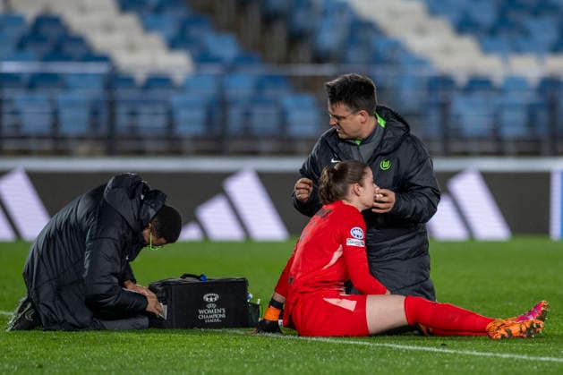 December 9, 2025, Madrid, Madrid, Spain: Medical services attending to STINA JOHANNES of Wolfsburg during the Women s Champions League match REAL MADRID FEMENINO - VFL WOLFSBURGO on december 09, 2025, Valdebebas, Madrid, Spain. Madrid Spain - ZUMAc312 20251209_zsp_c312_029 Copyright: xOscarxManuelxSanchezx
