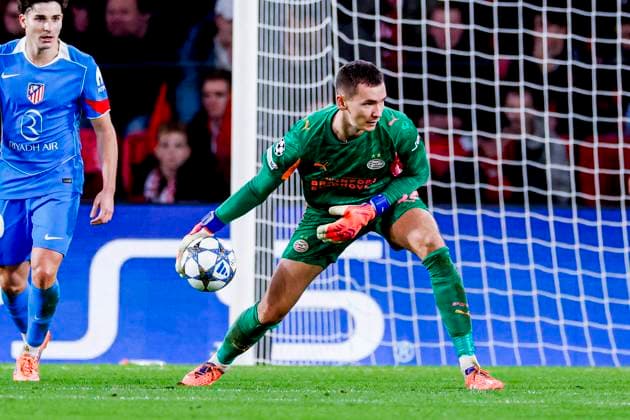 Fußball, CL, PSV Eindhoven - Atletico Madrid goalkeeper Matej Kovar of PSV Eindhoven rolls the ball out PSV Eindhoven v Atletico de Madrid, UEFA Champions League 2025 26 League Phase MD6, PSV Eindhoven v Atletico de Madrid, PSV Stadion, December 9, 2025, Eindhoven, Netherlands.