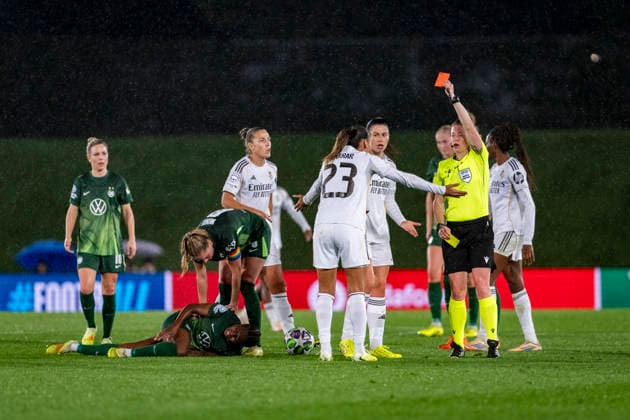 Real Madrid CF v VfL Wolfsburg - UEFA Women s Champions League 2025 26 League Phase MD5 Maelle Lakrar of Real Madrid CF is sent off by the referee during the UEFA Women s Champions League 2025 26 league phase match between Real Madrid CF and VfL Wolfsburg at Estadio Alfredo Di Stefano on December 9, 2025 in Madrid, Spain. Valdebebas Estadio Alfredo di Stefano Madrid Spain Copyright: xAlbertoxGardinx AGardin_20251209_Foot_Fem_ReaMad_Wolf_0888