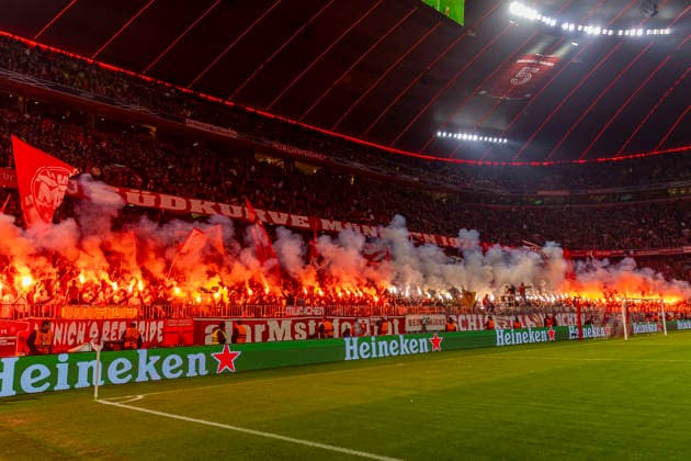 Dortmund, Deutschland 09. Dezember 2025: Champions League - 2025 2026 - FC Bayern München vs. Sporting Lissabon Im Bild: Fans des FCB zünden Pyrotechnik in der Südkurve Allianz Arena Bayern Copyright: xFotostandx xSchäferx