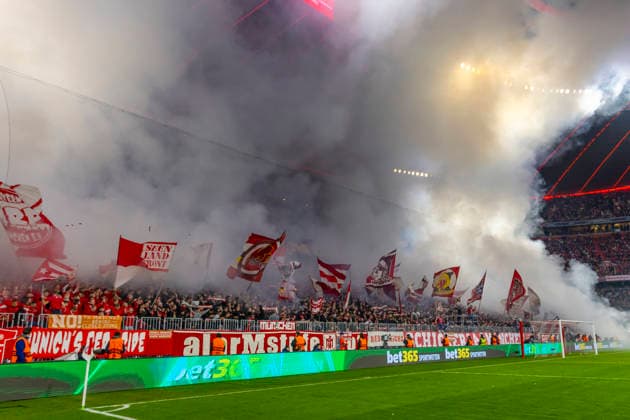 Dortmund, Deutschland 09. Dezember 2025: Champions League - 2025 2026 - FC Bayern München vs. Sporting Lissabon Im Bild: Pyrotechnik, Rauch in der Südkurve Allianz Arena Bayern Copyright: xFotostandx xSchäferx