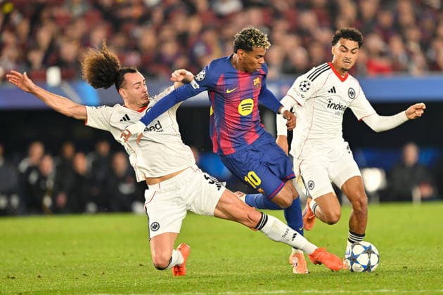 Barcelona, Camp Nou, 09.12.25, ESP, Herren, UEFA Champions Leaugue, Saison 2025-2026, FC Barcelona, Barca - Eintracht Frankfurt Bild: v.li. im Zweikampf Arthur THEATE (Frankfurt), LAMINE YAMAL (Barcelona) und Nathaniel BROWN (Frankfurt) UEFA regulations prohibit any use of photographs as image sequences and or quasi-video. Katalonien Spanien