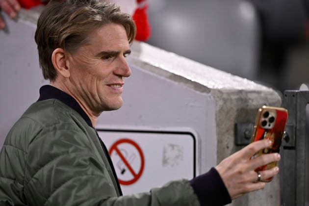 Sportdirektor Christoph Freund FC Bayern Muenchen FCB Portrait macht Selfie mit Fan Smartphone FC Bayern Muenchen FCB vs Sporting Lissabon SCP Spieltag 6 09.12.2025 DFL REGULATIONS PROHIBIT ANY USE OF PHOTOGRAPHS AS IMAGE SEQUENCES AND OR QUASI-VIDEO FC Bayern Muenchen FCB vs Sporting Lissabon SCPn