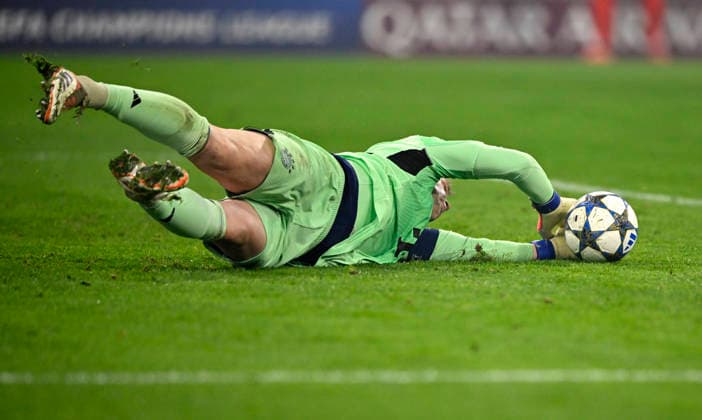Torwart Manuel Neuer FC Bayern Muenchen FCB (01) Aktion FC Bayern Muenchen FCB vs Sporting Lissabon SCP Spieltag 6 09.12.2025 DFL REGULATIONS PROHIBIT ANY USE OF PHOTOGRAPHS AS IMAGE SEQUENCES AND OR QUASI-VIDEO FC Bayern Muenchen FCB vs Sporting Lissabon SCPn