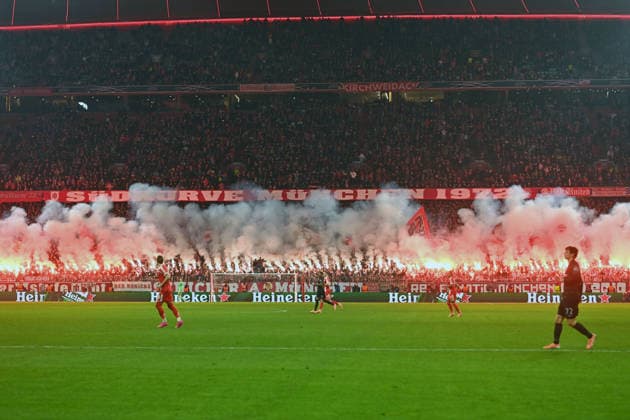 Rauch ,Qualm, Pyrotechnik,Feuerwerk, Feuer,Flammen,Bengalo,Bengalos im Bayern Fanblock Schickeria,Suedkurve. Fussball Champions League,Saison 2025 26, Ligaphase FC Bayern Muenchen - Sporting CP 3-1 am 09.12..2025.