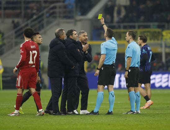 CALCIO - UEFA Champions League - Inter - FC Internazionale vs Liverpool FC Referee showing a yellow card to to Kolarov vice manager of Inter FC during the Uefa Champions League,, 2025 26 season, football match between Inter FC and FC Liverpool, on 09 December 2025 at â?? Giuseppe Meazza Stadium, San Siro, Milan, Italy. Photo Nderim KACELI Milano Italy  Copyright: xIPAxSport ABACAx