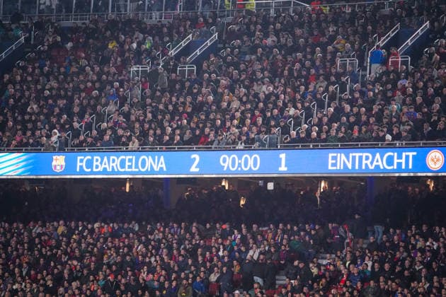 Fussball UEFA Champions League 2025 26, 6. Spieltag - FC Barcelona, Barca vs Eintracht Frankfurt - Camp Nou (Barcelona): Endstand 2:1 nach 90 Minuten. Anzeige, Tribüne, Fans Barcelona Provinz Barcelona Spanien Copyright: xJOERANxSTEINSIEKx