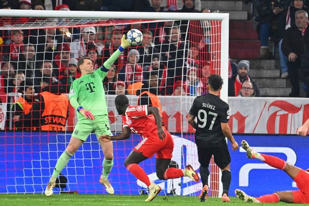 Manuel NEUER (Torwart Bayern Muenchen) pariert den Ball,Parade. Aktion. Fussball Champions League,Saison 2025 26, Ligaphase FC Bayern Muenchen - Sporting CP 3-1 am 09.12..2025. A L L I A N Z A R E N A.