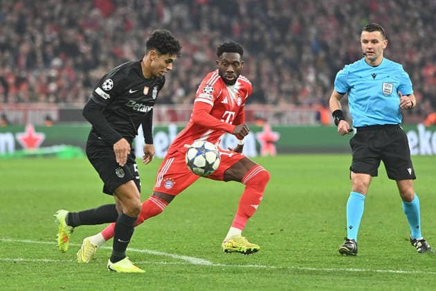 Alphonso DAVIES (Bayern Muenchen), Aktion,Zweikampf gegen Joao SIMOES (Sporting CP),Comeback Fussball Champions League,Saison 2025 26, Ligaphase FC Bayern Muenchen - Sporting CP 3-1 am 09.12..2025.