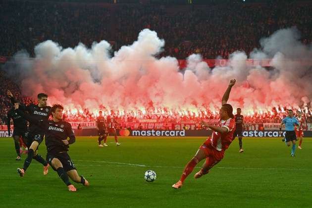Rauch ,Qualm, Pyrotechnik,Feuerwerk, Feuer,Flammen,Bengalo,Bengalos im Bayern Fanblock Schickeria,Suedkurve. Fussball Champions League,Saison 2025 26, Ligaphase FC Bayern Muenchen - Sporting CP 3-1 am 09.12..2025.