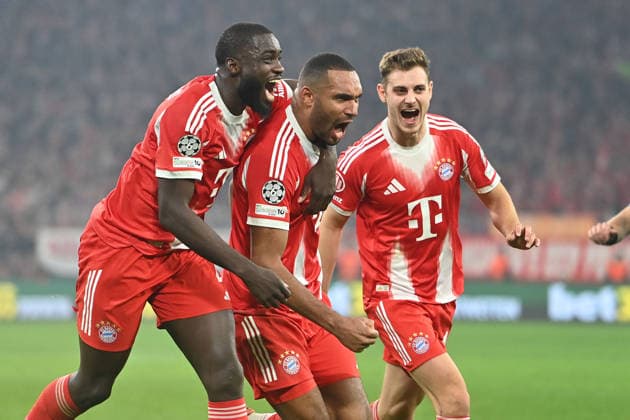 kollektiver Torjubel v.li: Dayot UPAMECANO (Bayern Muenchen), Jonathan TAH (Bayern Muenchen), Josip STANISIC (Bayern Muenchen), Jubel,Freude,Begeisterung,Aktion, Fussball Champions League,Saison 2025 26, Ligaphase FC Bayern Muenchen - Sporting CP 3-1 am 09.12..2025. A L L I A N Z A R E N A.