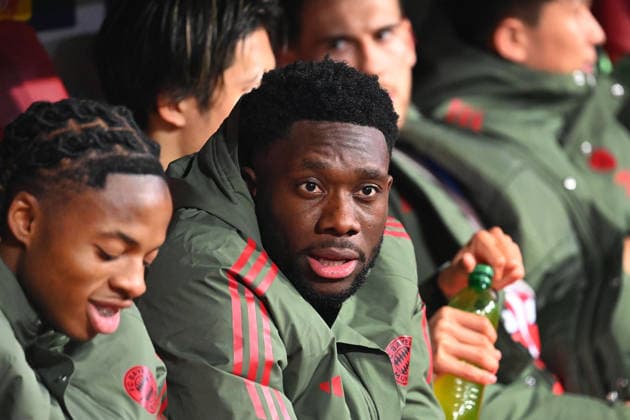 Alphonso DAVIES (Bayern Muenchen), Portrait,Portraet. Reservebank,Ersatzbank, Ersatzspieler,Reservespieler,Bank,Ergaenzungsspieler, Fussball Champions League,Saison 2025 26, Ligaphase FC Bayern Muenchen - Sporting CP 3-1 am 09.12..2025.