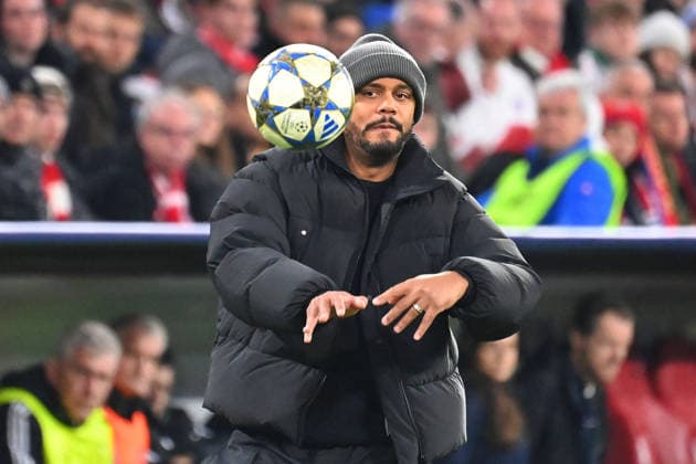 Trainer Vincent KOMPANY (Bayern Muenchen) wirft den Ball aufs Spielfeld, Einzelbild,angeschnittenes Einzelmotiv,Halbfigur,halbe Figur. Fussball Champions League,Saison 2025 26, Ligaphase FC Bayern Muenchen - Sporting CP 3-1 am 09.12..2025. A L L I A N Z A R E N A.