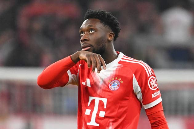 Alphonso DAVIES (Bayern Muenchen), skeptisch,Gestik, Aktion,Einzelbild,angeschnittenes Einzelmotiv,Halbfigur,halbe Figur. Fussball Champions League,Saison 2025 26, Ligaphase FC Bayern Muenchen - Sporting CP 3-1 am 09.12..2025. A L L I A N Z A R E N A.