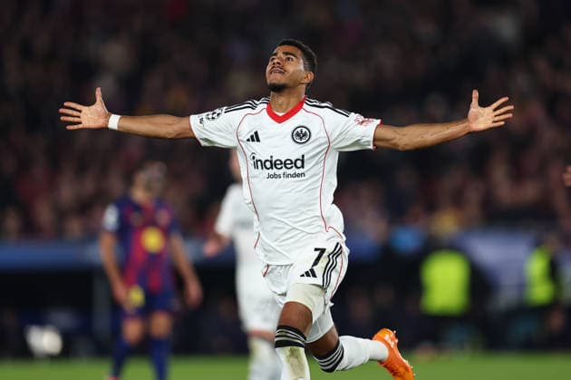 09.12.2025, Fussball UEFA Champions League, FC Barcelona, Barca - Eintracht Frankfurt, v.l., Torjubel zum 0:1 durch Ansgar Knauff (Eintracht Frankfurt), Goal celebration, celebrate the goal DFL DFB REGULATIONS PROHIBIT ANY USE OF PHOTOGRAPHS AS IMAGE SEQUENCES AND OR QUASI-VIDEO. xdcx Copyright: HMBxMedia Claus