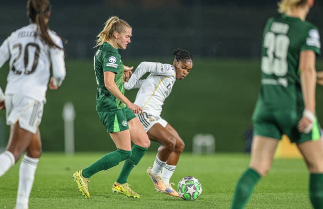 ESP, Madrid, Real Madrid vs VfL Wolfsburg, Women s Champions League, Fussball, UEFA, Spielzeit 2025 2026, Alfredo di Stefano, 5. Spieltag im Bild v.l.: Janina Minge (VfL Wolfsburg 6), Linda Caicedo (Real Madrid 18) DFB DFL REGULATIONS PROHIBIT ANY USE OF PHOTOGRAPHS AS IMAGE SEQUENCES AND OR QUASI-VIDEO, 09.12.2025 Copyright: HMBxMedia HendrikxHamelau