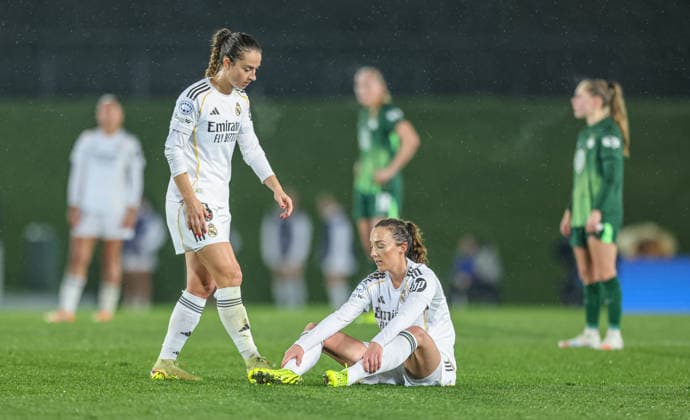 ESP, Madrid, Real Madrid vs VfL Wolfsburg, WomenÂ s Champions League, Fussball, UEFA, Spielzeit 2025 2026, Alfredo di Stefano, 5. Spieltag im Bild v.l.: Sara Däbritz (Real Madrid 8) hilft Caroline Weir (Real Madrid 10) DFB DFL REGULATIONS PROHIBIT ANY USE OF PHOTOGRAPHS AS IMAGE SEQUENCES AND OR QUASI-VIDEO, 09.12.2025 Copyright: HMBxMedia HendrikxHamelau