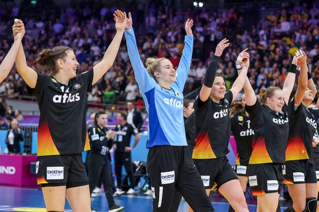 09.12.2025, Handball WM Frauen, Viertelfinale, Deutschland - Brasilien, 27th IHF Women s Handball World Championship, WM, Weltmeisterschaft Westfalenhalle Dortmund: Freude nach dem Sieg und dem EInzug ins Halbfinale. Die Mannschaft feiert den Sieg unter Freudentränen zusammen auf dem Spielfeld und liegt sich glücklich in den Armen. v.l. Marie Steffen (GER 14) Katharina Filter (GER 42) Alina Grijseels (GER 04) Lisa Antl (GER 09) Aimee von Pereira (GER 49) Nordrhein-Westfalen Deutschland