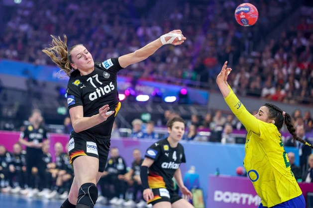 09.12.2025, Handball WM Frauen, Viertelfinale, Deutschland - Brasilien, 27th IHF Women s Handball World Championship, WM, Weltmeisterschaft Westfalenhalle Dortmund: Viola Leuchter (GER 77) neben Giulia Guarieiro (Brasilien 23) Nordrhein-Westfalen Deutschland *** 09 12 2025, Handball World Championship Women, quarter-finals, Germany Brazil, 27th IHF Women s Handball World Championship, Westfalenhalle Dortmund Viola Leuchter GER 77 next to Giulia Guarieiro Brazil 23 North Rhine-Westphalia Germany