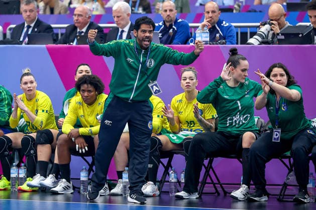 09.12.2025, Handball WM Frauen, Viertelfinale, Deutschland - Brasilien, 27th IHF Women s Handball World Championship, WM, Weltmeisterschaft Westfalenhalle Dortmund: Nationaltrainer Cristiano Silva (Brasilien hc) gestikulierend am Spielfeldrand Nordrhein-Westfalen Deutschland