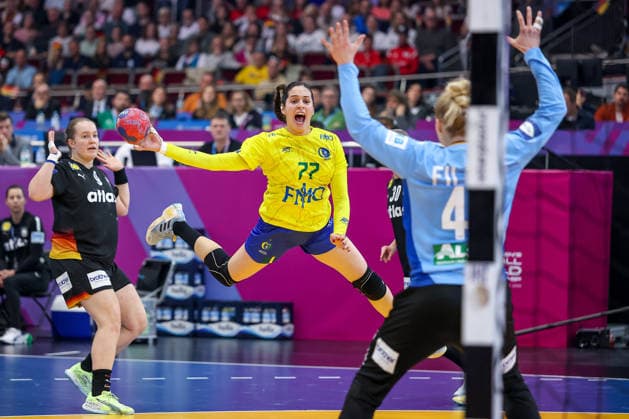 09.12.2025, Handball WM Frauen, Viertelfinale, Deutschland - Brasilien, 27th IHF Women s Handball World Championship, WM, Weltmeisterschaft Westfalenhalle Dortmund: Kelly De Abreu Rosa (Brasilien 77) wirft auf das Tor von Katharina Filter (GER 42) Nordrhein-Westfalen Deutschland