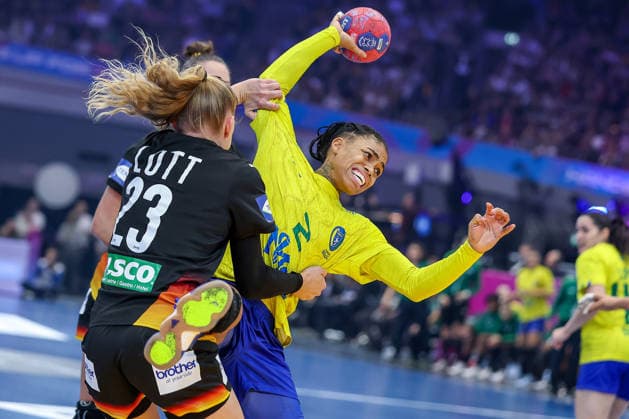 09.12.2025, Handball WM Frauen, Viertelfinale, Deutschland - Brasilien, 27th IHF Women s Handball World Championship, WM, Weltmeisterschaft Westfalenhalle Dortmund: Annika Lott (GER 23) im Zweikampf gegen Bruna de Paula (Brasilien 02) Nordrhein-Westfalen Deutschland