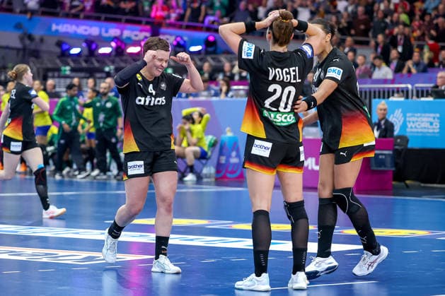 09.12.2025, Handball WM Frauen, Viertelfinale, Deutschland - Brasilien, 27th IHF Women s Handball World Championship, WM, Weltmeisterschaft Westfalenhalle Dortmund: Freude nach dem Sieg und dem EInzug ins Halbfinale. Die Mannschaft feiert den Sieg unter Freudentränen zusammen auf dem Spielfeld und liegt sich glücklich in den Armen. Alina Grijseels (GER 04) Emily Vogel (GER 20) Xenia Smits (GER 11) Nordrhein-Westfalen Deutschland