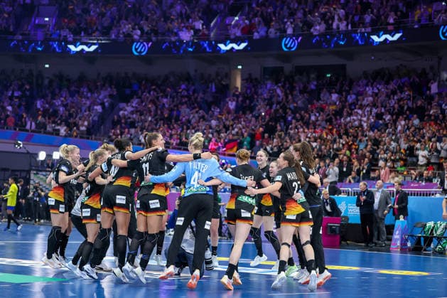 09.12.2025, Handball WM Frauen, Viertelfinale, Deutschland - Brasilien, 27th IHF Women s Handball World Championship, WM, Weltmeisterschaft Westfalenhalle Dortmund: Freude nach dem Sieg und dem EInzug ins Halbfinale. Die Mannschaft feiert den Sieg unter Freudentränen zusammen auf dem Spielfeld und liegt sich glücklich in den Armen. Mannschaftskreis tanzend Nordrhein-Westfalen Deutschland