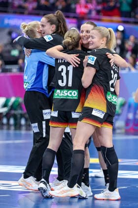 09.12.2025, Handball WM Frauen, Viertelfinale, Deutschland - Brasilien, 27th IHF Women s Handball World Championship, WM, Weltmeisterschaft Westfalenhalle Dortmund: Freude nach dem Sieg und dem EInzug ins Halbfinale. Die Mannschaft feiert den Sieg unter Freudentränen zusammen auf dem Spielfeld und liegt sich glücklich in den Armen. Alexia Hauf (GER 31) Antje Doll (GER 29) Julia Maidhof (GER 27) neben Katharina Filter (GER 42) Sarah Wachter (GER 24) Nordrhein-Westfalen Deutschland