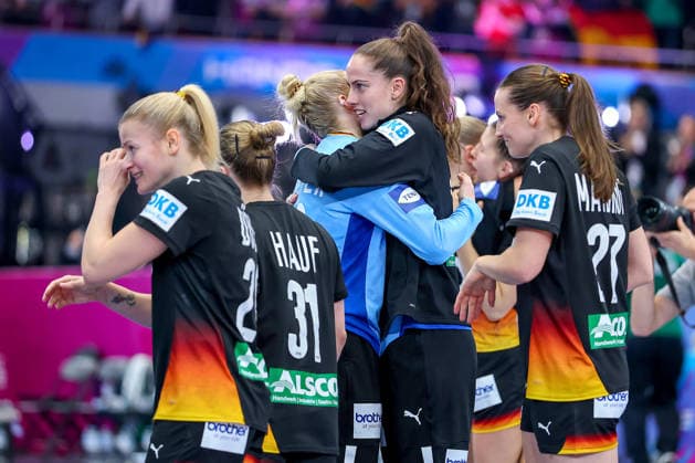 09.12.2025, Handball WM Frauen, Viertelfinale, Deutschland - Brasilien, 27th IHF Women s Handball World Championship, WM, Weltmeisterschaft Westfalenhalle Dortmund: Freude nach dem Sieg und dem EInzug ins Halbfinale. Die Mannschaft feiert den Sieg unter Freudentränen zusammen auf dem Spielfeld und liegt sich glücklich in den Armen. Sarah Wachter (GER 24) Katharina Filter (GER 42) Nordrhein-Westfalen Deutschland