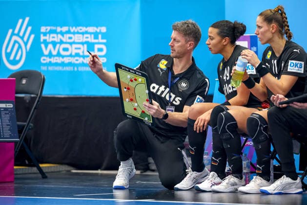 09.12.2025, Handball WM Frauen, Viertelfinale, Deutschland - Brasilien, 27th IHF Women s Handball World Championship, WM, Weltmeisterschaft Westfalenhalle Dortmund: Nationaltrainer Markus Gaugisch (GER hc) gestikulierend am Spielfeldrand neben Aimee von Pereira (GER 49) und Xenia Smits (GER 11) Nordrhein-Westfalen Deutschland