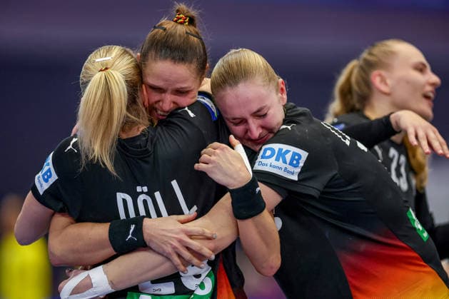 09.12.2025, Handball WM Frauen, Viertelfinale, Deutschland - Brasilien, 27th IHF Women s Handball World Championship, WM, Weltmeisterschaft Westfalenhalle Dortmund: Freude nach dem Sieg und dem EInzug ins Halbfinale. Die Mannschaft feiert den Sieg unter Freudentränen zusammen auf dem Spielfeld und liegt sich glücklich in den Armen. Xenia Smits (GER 11) umarmt Antje Doll (GER 29) und Viola Leuchter (GER 77) glücklich Nordrhein-Westfalen Deutschland