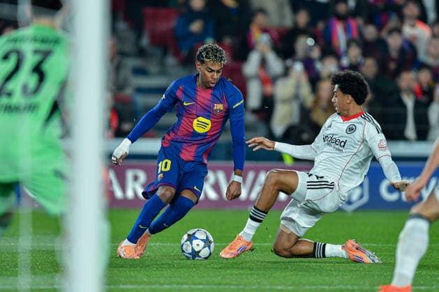 FC Barcelona, Barca v EINTRACHT FRANKFURT SPOTIFY CAMP NOU. BARCELONA. December 9,2025 FC BARCELONA vs EINTRACHT FRANKFURT December 9,2025 Lamine Yamal (10) of FC Barcelona dribbles Nathaniel Brown (21) of Eintracht Frankfurt during the soccer match corresponding to the sixth match of the group stage of the UEFA Champions League between FC Barcelona and Eintracht Frankfurt at Spotify Camp Nou in Barcelona, Spain. Barcelona ESP Copyright: xS.xRosx