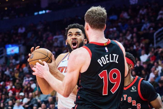 December 9, 2025, Toronto, On, Canada: New York Knicks Karl-Anthony Towns (32) drives to the net past Toronto Raptors Jakob Poeltl (19) during second half NBA, Basketball Herren, USA basketball action in Toronto, on Tuesday, Dec. 9, 2025. Canada News - December 9, 2025 - ZUMAc35_ 20251209_zaf_c35_095 Copyright: xSammyxKoganx