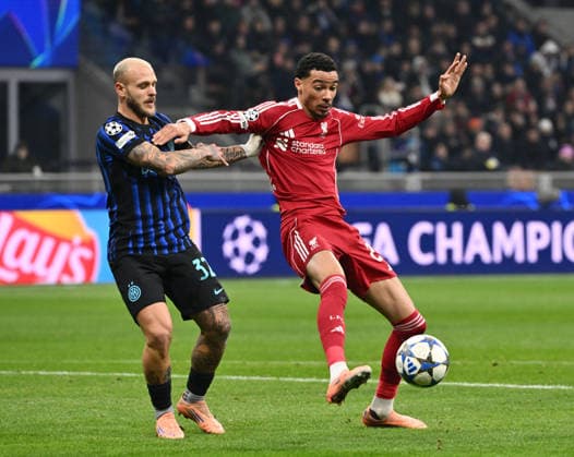 (251210) -- MILAN, Dec. 10, 2025 -- Inter Milan s Federico Dimarco (L) vies with Liverpool s Hugo Ekitike during the UEFA Champions League between Inter Milan and Liverpool in Milan, Italy, Dec. 9, 2025. (Photo by Xinhua) (SP)ITALY-MILAN-FOOTBALL-UEFA CHAMPIONS LEAGUE-INTER MILAN VS LIVERPOOL AlbertoxLingria 