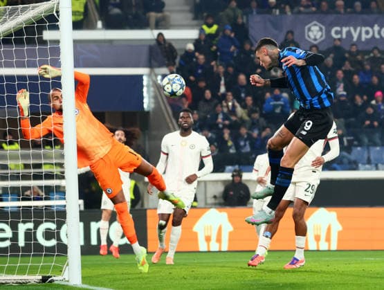 (251210) -- BERGAMO, Dec. 10, 2025 () -- Atalanta s Gianluca Scamacca (R) scores during the UEFA Champions League match between Atalanta and Chelsea in Bergamo, Italy, Dec. 9, 2025. () (SP)ITALY-BERGAMO-FOOTBALL-UEFA CHAMPIONS LEAGUE-ATALANTA VS CHELSEA Xinhua 