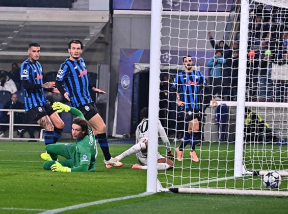 (251210) -- BERGAMO, Dec. 10, 2025 () -- Chelsea s Joao Pedro (2nd R) scores during the UEFA Champions League match between Atalanta and Chelsea in Bergamo, Italy, Dec. 9, 2025. () (SP)ITALY-BERGAMO-FOOTBALL-UEFA CHAMPIONS LEAGUE-ATALANTA VS CHELSEA Xinhua 