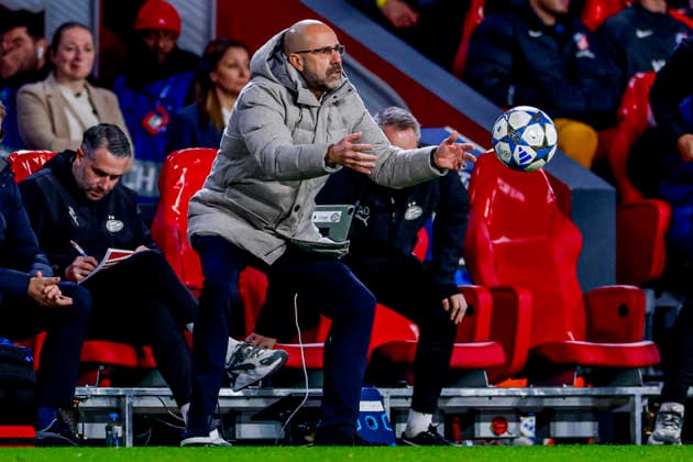 Fußball, CL, PSV Eindhoven - Atletico Madrid UEFA Champions League 2025 26 League Phase MD6 - PSV Eindhoven vs Atletico de Madrid, Netherlands head coach Peter Bosz of PSV Eindhoven throws the ball during the UEFA Champions League 2025 26 League Phase MD6 match between PSV Eindhoven and Atletico de Madrid at the PSV Stadion in Eindhoven, Netherlands, December 09, 2025. Eindhoven Netherlands  Copyright: xMatrixxImagesx xMarcelxterxBalsx