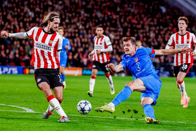 Fußball, CL, PSV Eindhoven - Atletico Madrid UEFA Champions League 2025 26 League Phase MD6 - PSV Eindhoven vs Atletico de Madrid, Netherlands Alexander Sorloth of Atletico Madrid shoot under pressure from Yarek Gasiorowski of PSV Eindhoven during the UEFA Champions League 2025 26 League Phase MD6 match between PSV Eindhoven and Atletico de Madrid at the PSV Stadion in Eindhoven, Netherlands, December 09, 2025. Eindhoven Netherlands  Copyright: xMatrixxImagesx xMarcelxterxBalsx