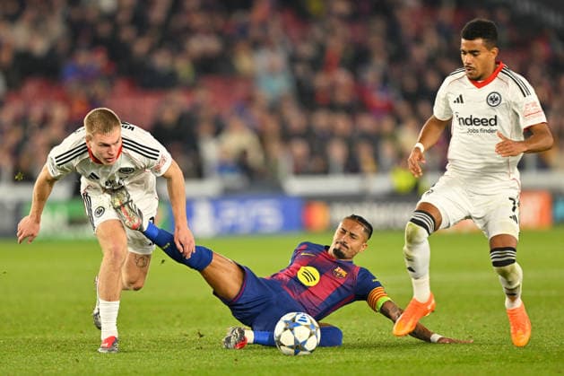Barcelona, Camp Nou, 09.12.25, ESP, Herren, UEFA Champions Leaugue, Saison 2025-2026, FC Barcelona, Barca - Eintracht Frankfurt Bild: v.li. im Zweikampf Rasmus KRISTENSEN (Frankfurt), RAPHINHA (Barcelona) und Ansgar KNAUFF (Frankfurt) UEFA regulations prohibit any use of photographs as image sequences and or quasi-video. Katalonien Spanien