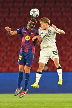 Barcelona, Camp Nou, 09.12.25, ESP, Herren, UEFA Champions Leaugue, Saison 2025-2026, FC Barcelona, Barca - Eintracht Frankfurt Bild: v.li. im Zweikampf ERIC (Barcelona) und Ritsu DOAN (Frankfurt) UEFA regulations prohibit any use of photographs as image sequences and or quasi-video. Katalonien Spanien