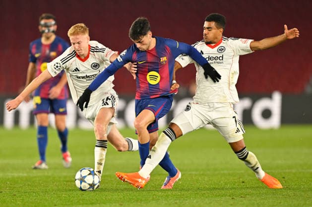 Barcelona, Camp Nou, 09.12.25, ESP, Herren, UEFA Champions Leaugue, Saison 2025-2026, FC Barcelona, Barca - Eintracht Frankfurt Bild: v.li. im Zweikampf Hugo LARSSON (Frankfurt), PEDRI (Barcelona) und Ansgar KNAUFF (Frankfurt) UEFA regulations prohibit any use of photographs as image sequences and or quasi-video. Katalonien Spanien